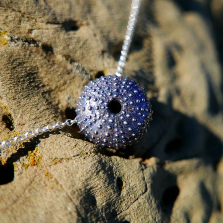 Perforated Super Garota pendant with silver chain